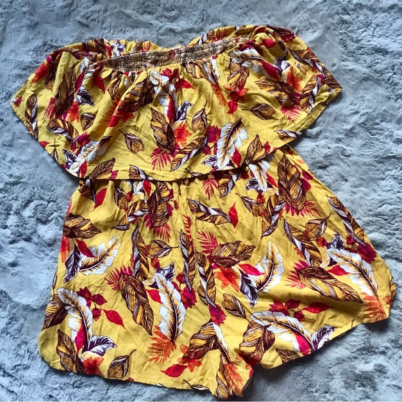 Cute Womens summer feather print romper. Flowy and fitted at the same time. - Picture 4 of 4
